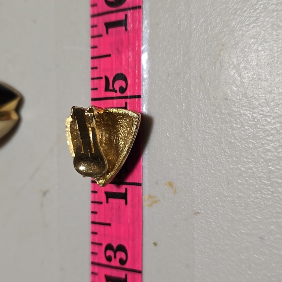 Vintage Chunky Black Cream Enamel Marquise Gold Tone Clip Earrings 14 - Picture 3 of 3